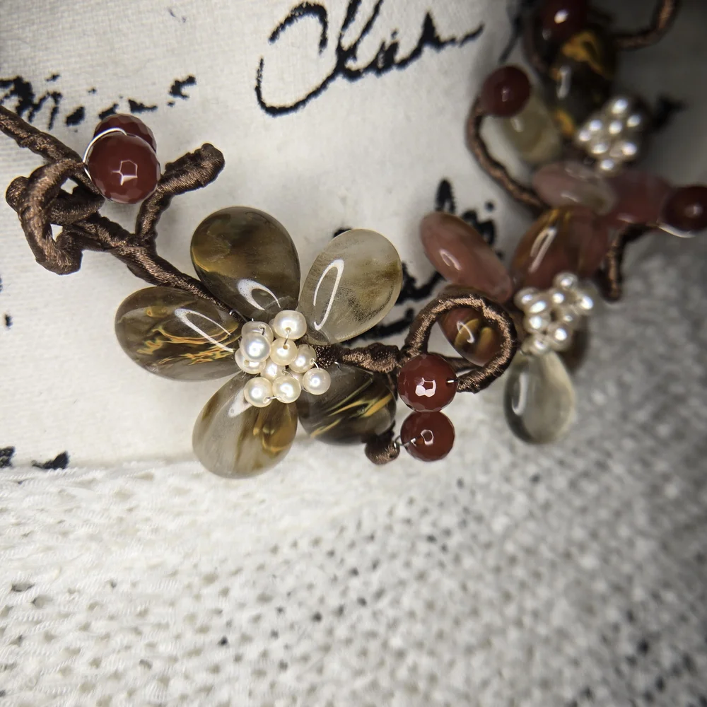 Elegant Floral Beaded Necklace - Picture 2 of 9